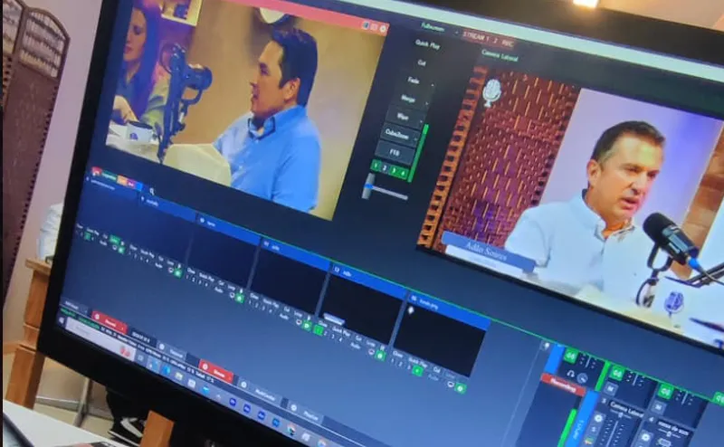 Monitor com diferentes enquadramentos de uma entrevista gravada