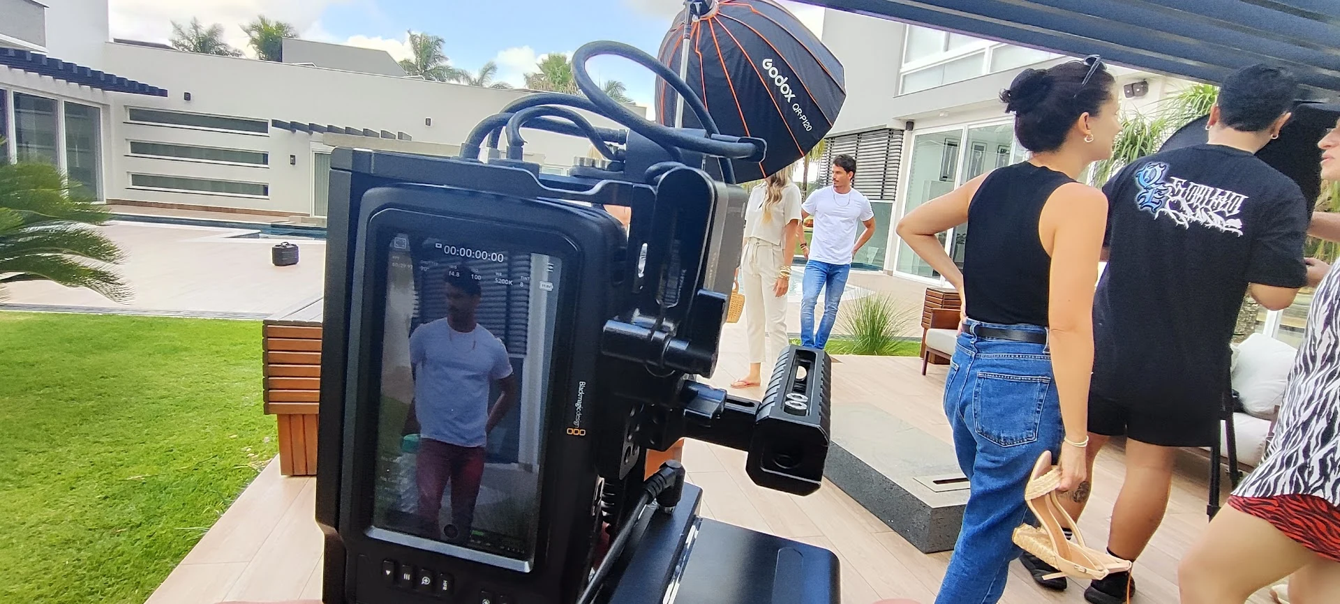 Equipe e câmera em preparação de gravação externa da Incite Filmes
