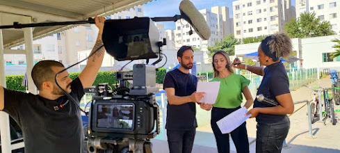 Equipe da Incite Filmes em alinhamento de produção e direção de cena
