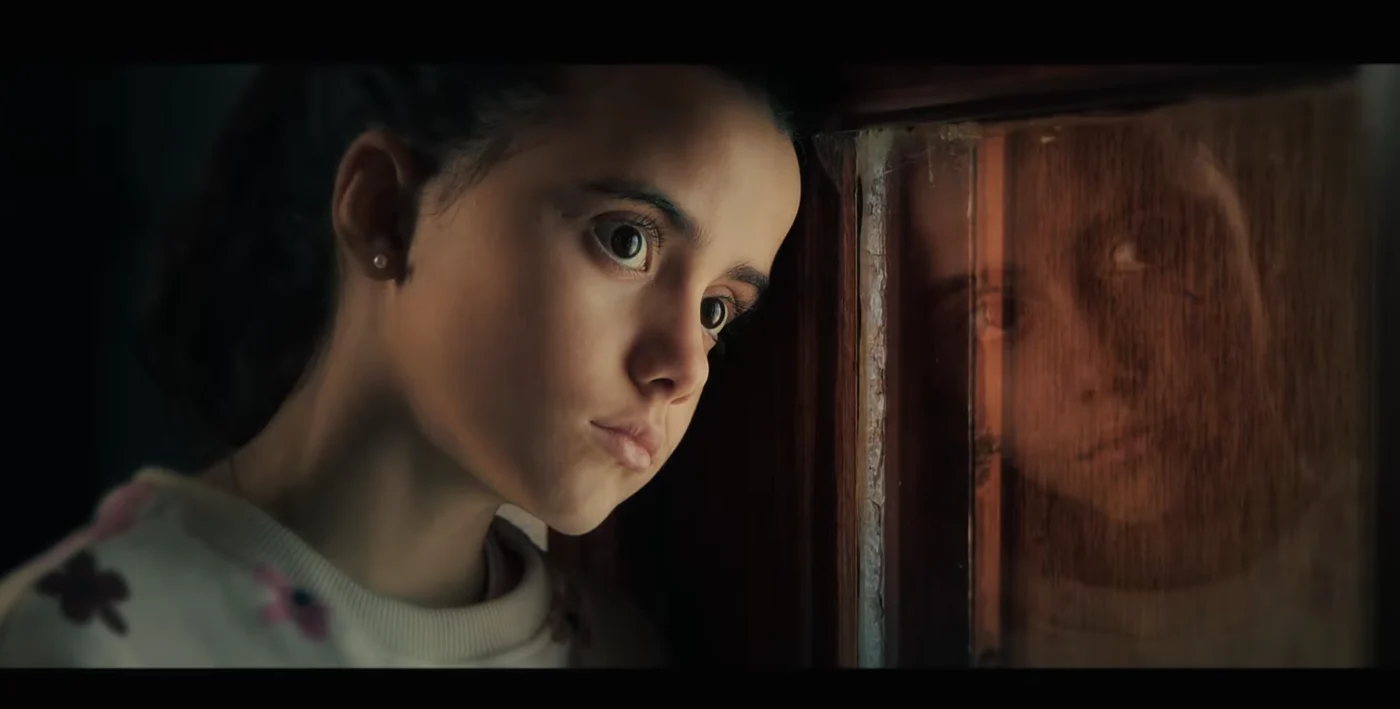 Personagem junto a uma janela em cena de um filme produzido pela Incite