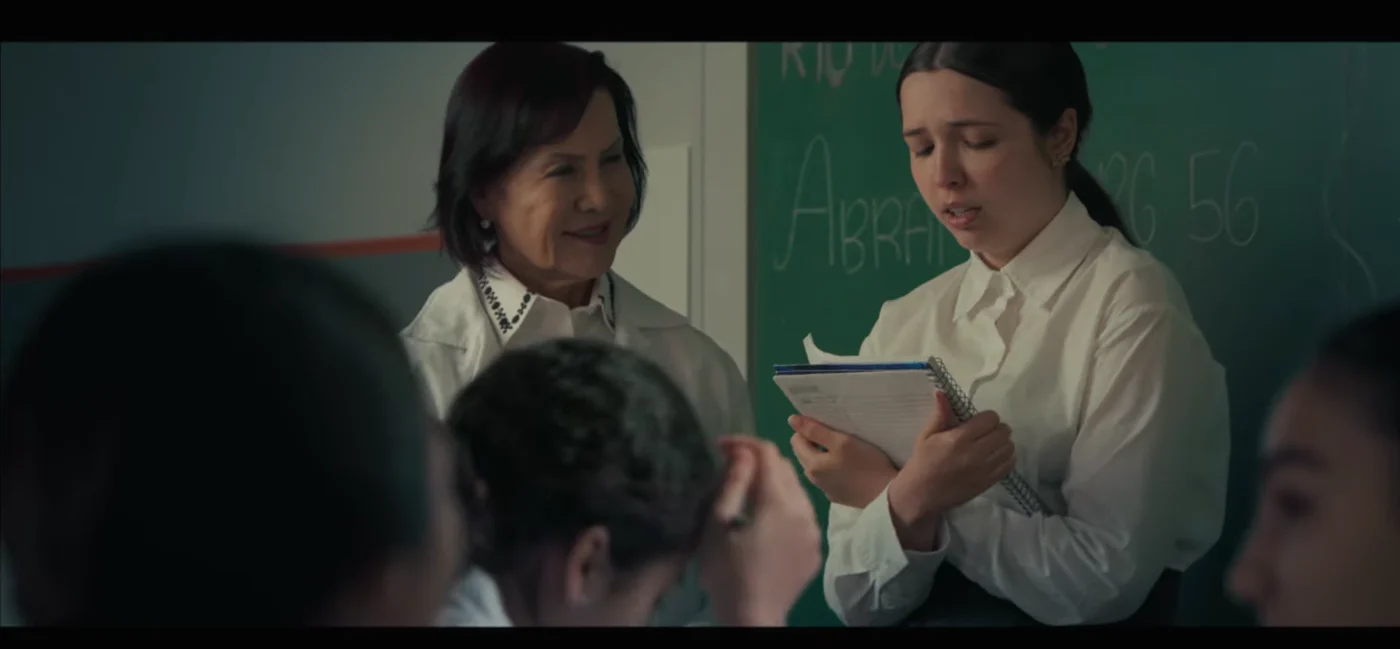 Personagens em uma sala de aula em cena de filme