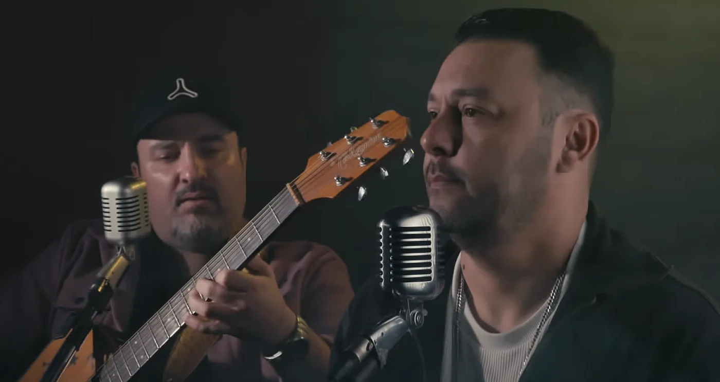 Dupla com microfones em cena de videoclipe